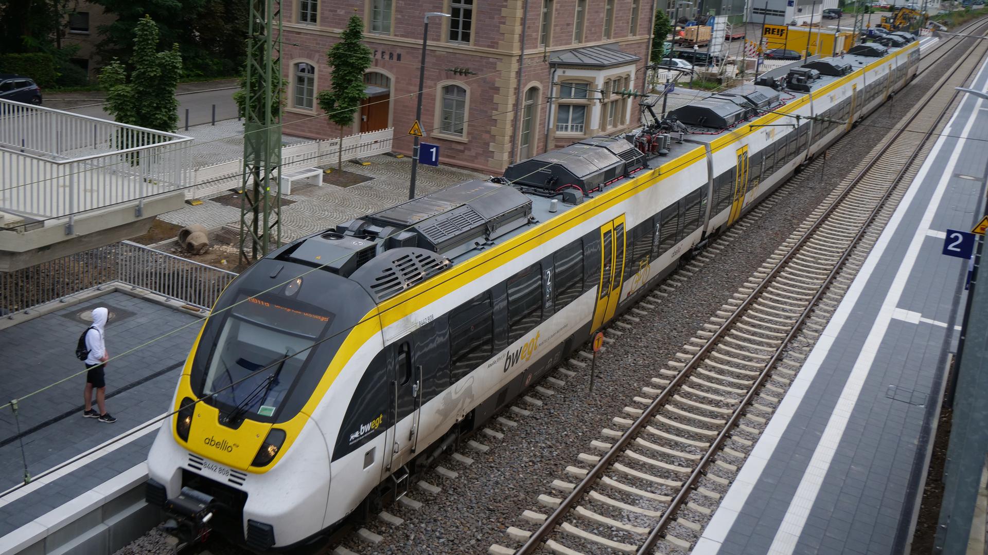 Nach vier Monaten Zwangspause durch Bauarbeiten können Fahrgäste jetzt wieder am Bahnhof in Niefern einsteigen.