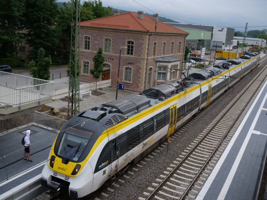 Nach vier Monaten Zwangspause durch Bauarbeiten können Fahrgäste jetzt wieder am Bahnhof in Niefern einsteigen.