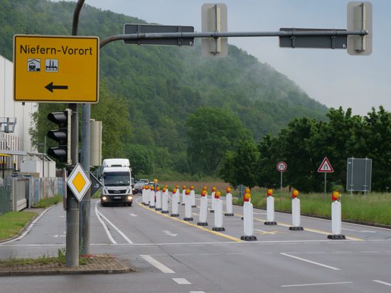 Der Verkehr vor der Ampelkreuzung in Niefern wird auf eine Fahrspur reduziert. Dadurch werden längre Rückstaus in Richtung Enzberg befürchtet