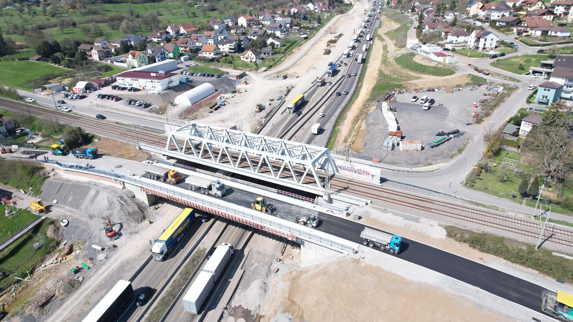 Arbeiten zur Fertigstellung der Kreisstraßenbrücke K9808 über die A8 zwischen Niefern-Öschelbronn und Eutingen