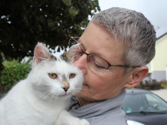 Tierschützerin Tina Katz aus Öschelbronn mit ihrer Katze Pauline