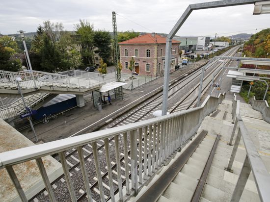 Die Bahnsteige des Bahnhofs sollen zum zum Hybridbahnhof umgebaut werden und die Fußgängerbrücke wird saniert.
