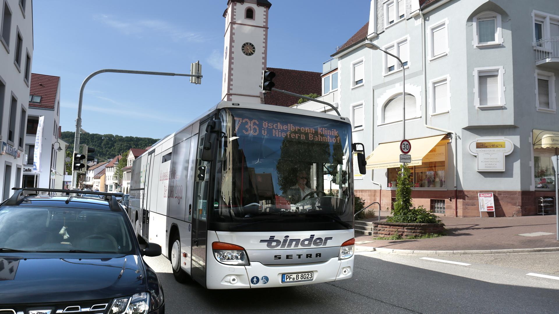 Ein Omnisbus der Linie 736 fährt auf der Nieferner Hauptstraße