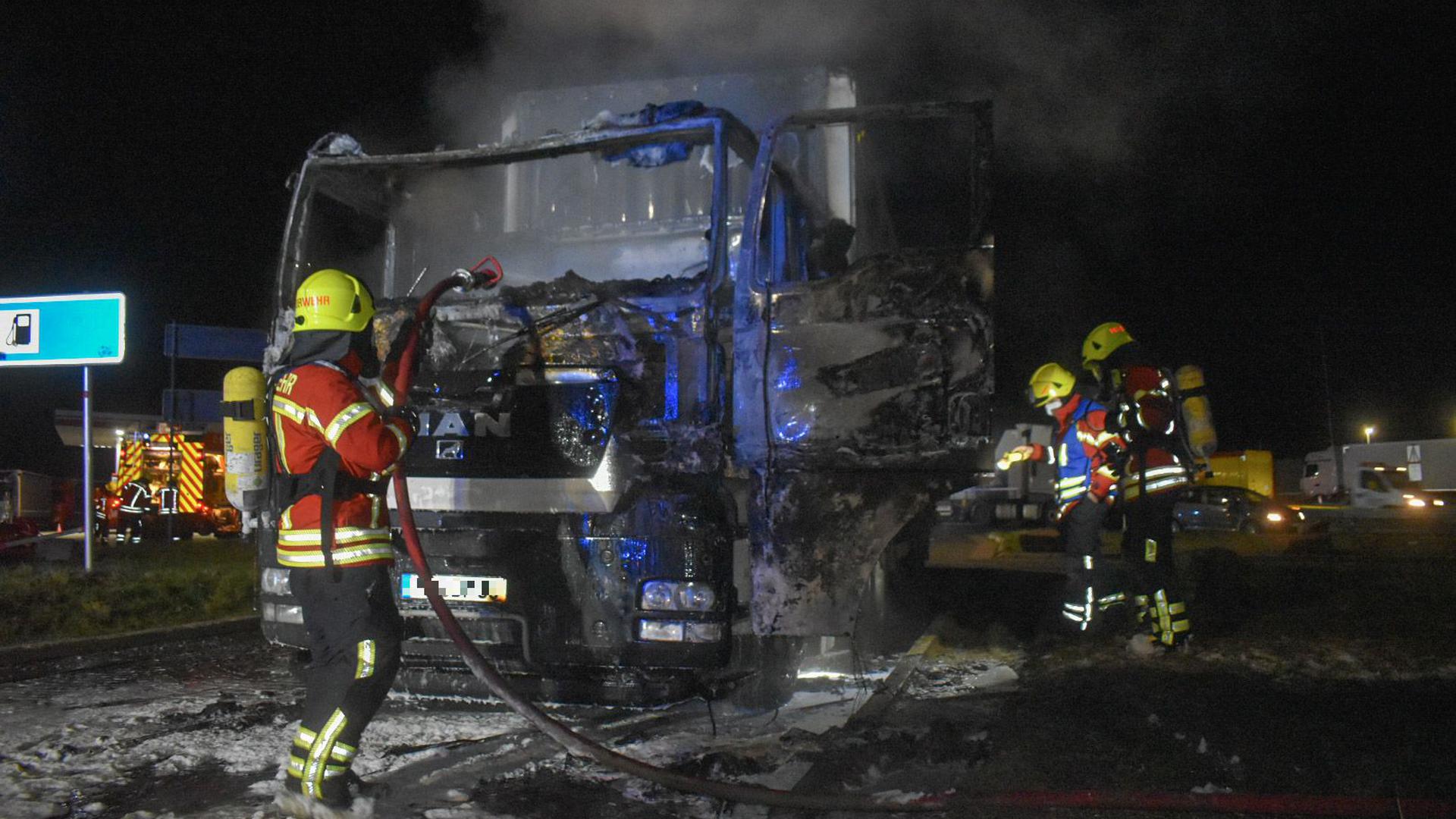 Feuerwehreinsatz brennender Lkw auf Rastplatz bei Niefern-Öschelbronn