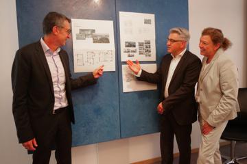 67 neue Wohnungen im Jahr 2025: Das wollen die Volksbank-Vorstände Ralf Günther-Schmidt (links) und Andreas Thorwarth sowie die Bürgermeisterin von Niefern-Öschelbronn, Birgit Mertens, mit einem Wohnbauprojekt in Niefern-Vorort erreichen. 
