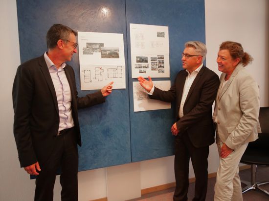 67 neue Wohnungen im Jahr 2025: Das wollen die Volksbank-Vorstände Ralf Günther-Schmidt (links) und Andreas Thorwarth sowie die Bürgermeisterin von Niefern-Öschelbronn, Birgit Mertens, mit einem Wohnbauprojekt in Niefern-Vorort erreichen. 