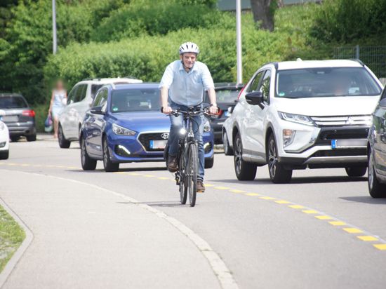 Trotz Schutzstreifen: Wie eng es in der Pforzheimer Straße für Radfahrer zugeht, hat Wolfgang Haas selbst ausprobiert.