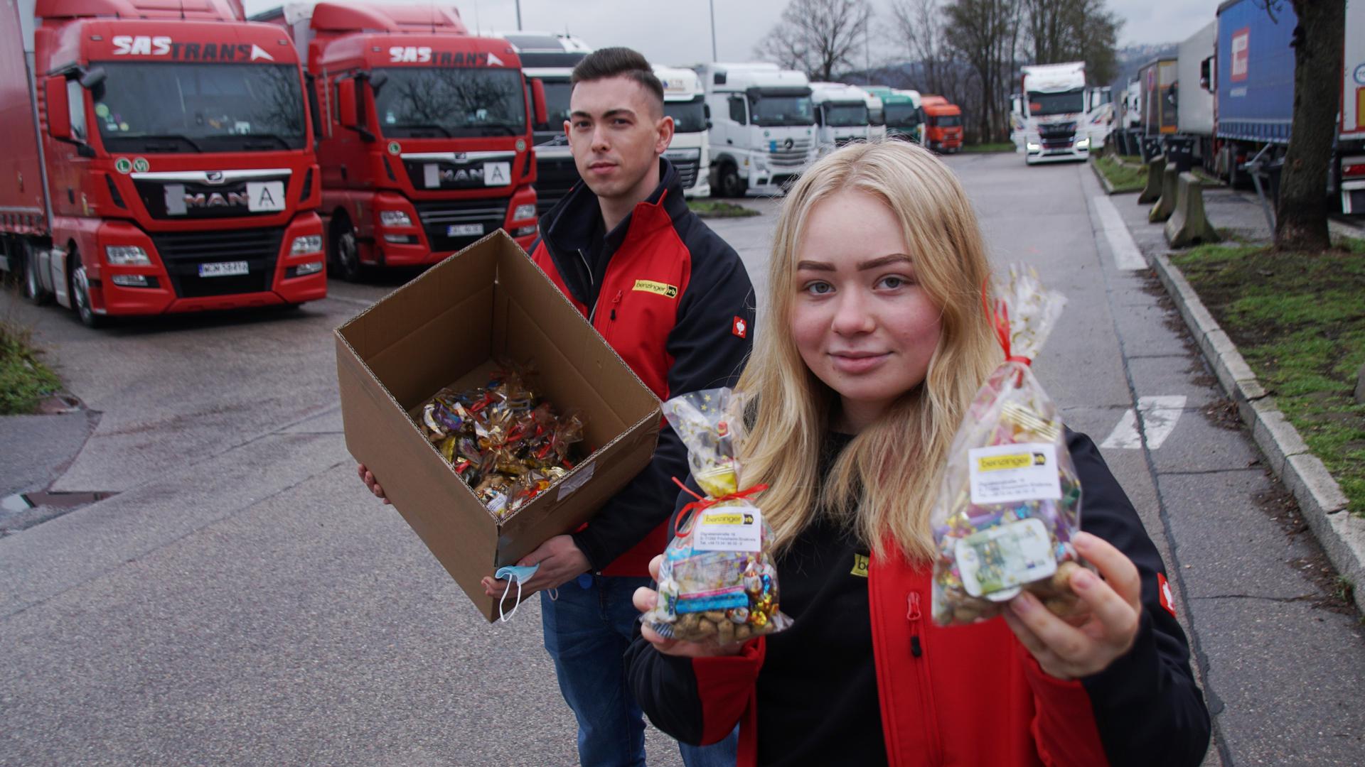 Eine schöne Geste: Einen ganzen Korb voller Geschenktüten haben Alina Gengenbach und Steffen Reiff von der Spedition Benzinger für die Lastwagen-Fahrer auf dem Rasthof Pforzheim mitgebracht.