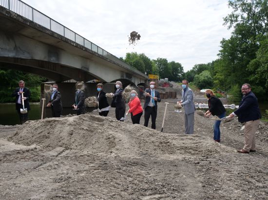 Begleitet von Politprominenz aus Bund und Land fiel am Mittwoch der Startschuss zum Ersatzneubau der Enzbrücke