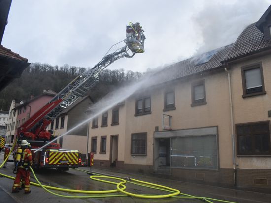 In Niefern-Öschelbronn brennt der Dachstuhl eine Wohnhauses.