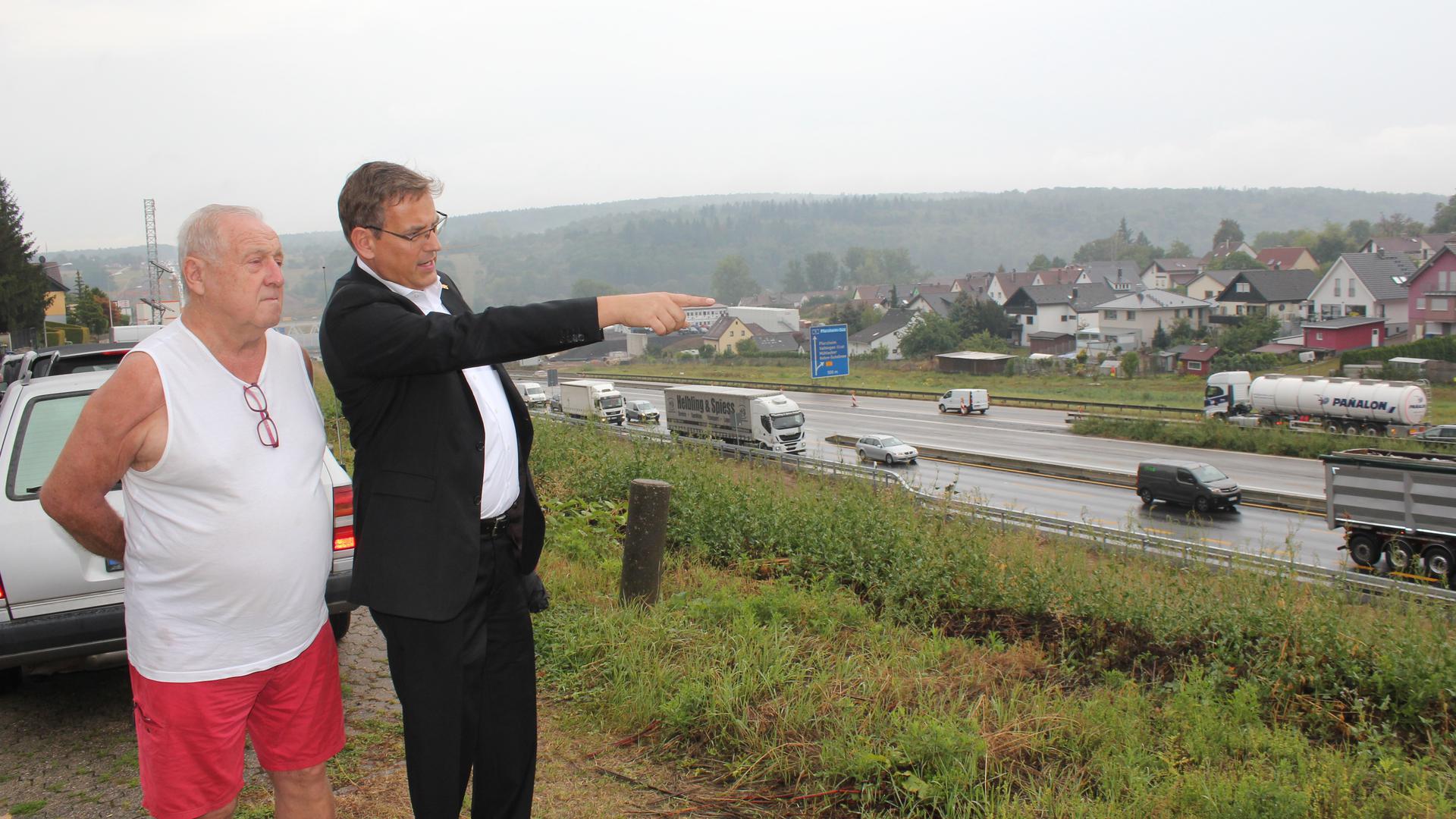 Leidgeprüfter Anwohner: Karl Rexer aus Niefern diskutiert mit Landtagsmitglied Erik Schweickert über den Ausbau der Autobahn und über den Lärm, der dadurch entsteht. 