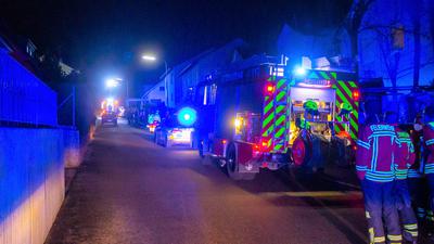 Feuerwehr, Rettungsdienst, Polizei und SEK waren in der Nacht auf Samstag in Niefern-Öschelbronn im Einsatz.
