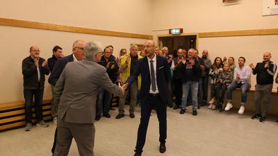 Glückwunsch: Michael Schwarz (links) gratuliert Norman Tank zum Sieg bei der Bürgermeisterwahl in Ölbronn-Dürrn.