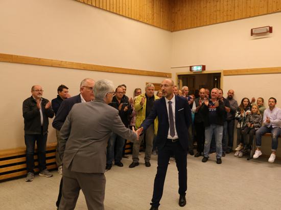 Glückwunsch: Michael Schwarz (links) gratuliert Norman Tank zum Sieg bei der Bürgermeisterwahl in Ölbronn-Dürrn.