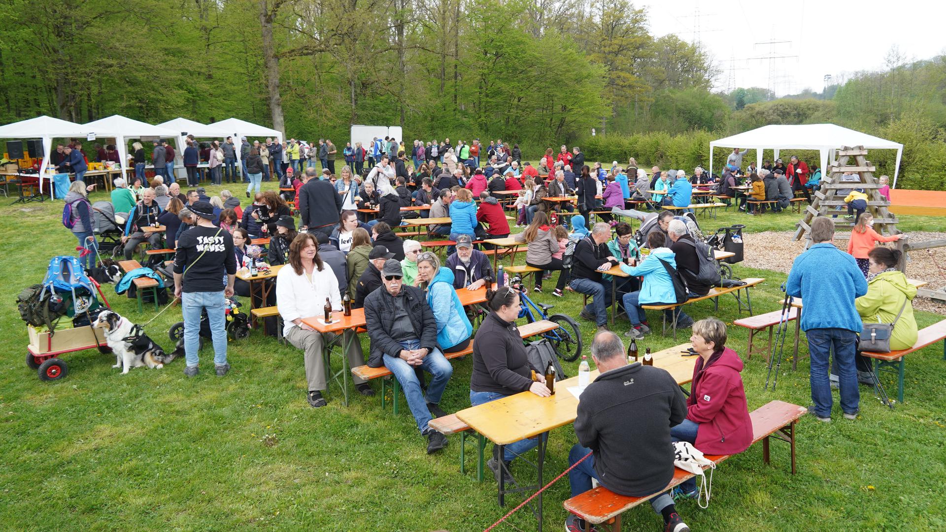 Ein Fest im Grünen: Zahlreiche Menschen kamen am Sonntag zum Maifest des Dürrner Musikvereins am Waldspielplatz im Zigeunerwäldle.