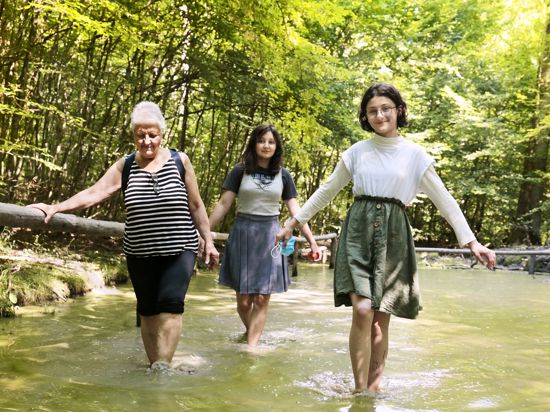 Der Barfußpfad in Ötisheim bietet ein Naturerlebnis, das auch  Ajnur Ercay aus Stuttgart sowie ihre Enkelinnen Sinem (13 Jahre) und Sera (elf Jahre) aus Ludwigsburg fasziniert.