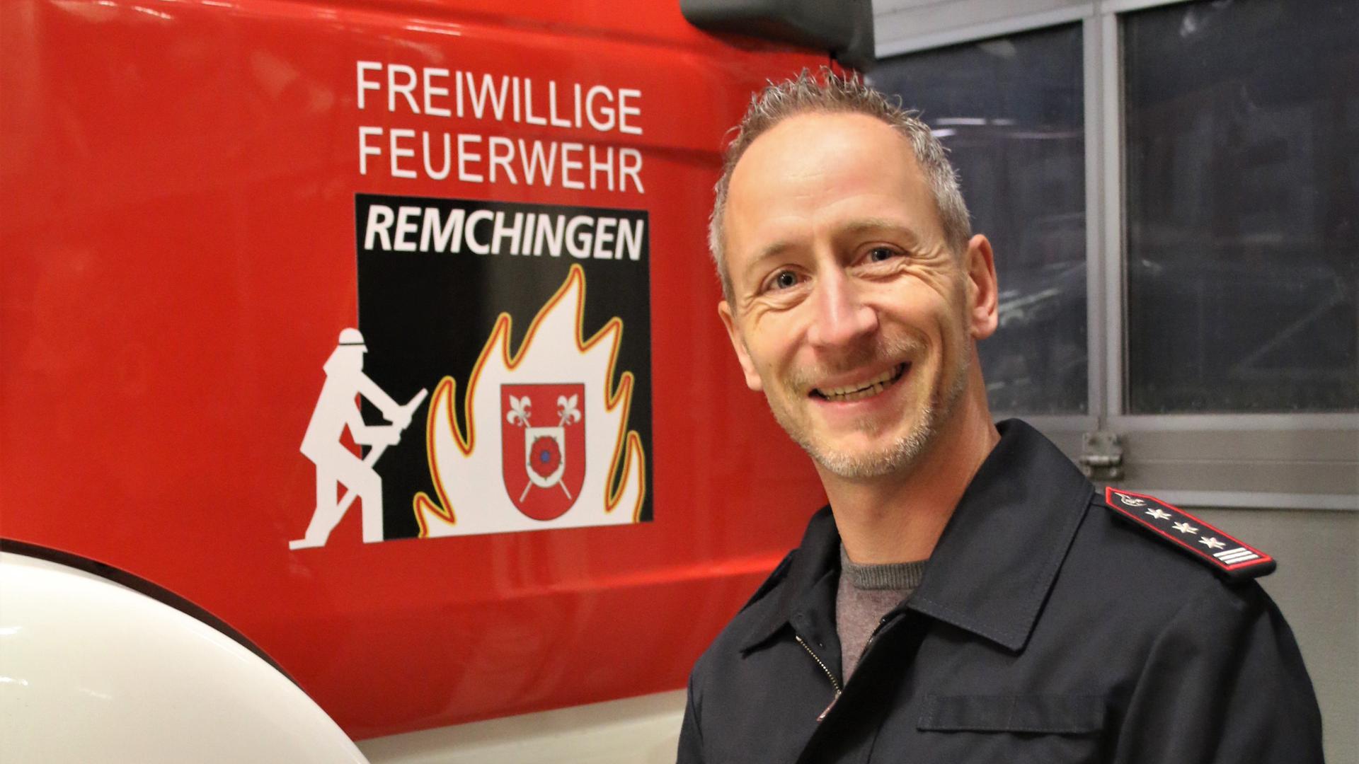 Mit zwei lachenden Augen hört Marc Unger zum Jahresende als Kommandant der Remchinger Feuerwehr auf – bleibt ihr bei Übungen und Einsätzen aber auch ohne den roten Streifen auf dem Helm weiter treu und freut sich auf seine neuen Projekte. 