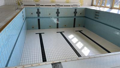 ein leeres Schwimmbecken