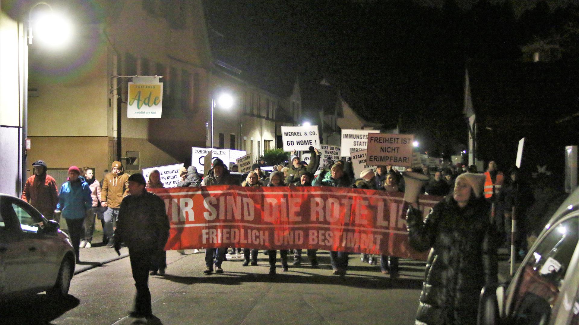 Mitten durch den Remchinger Ortsteil Singen zog am Freitagabend eine angemeldete Corona-Demonstration mit rund 600 Teilnehmern. 