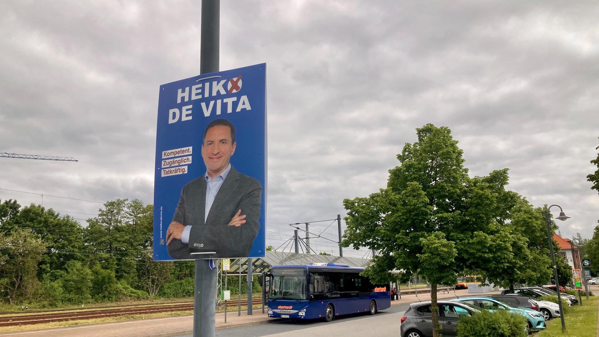 Dunkle Wolken ziehen auf: Heiko De Vitas Wahlplakate in Remchingen hängen nun sinnlos herum. Der Kandidat wird nich auf dem Wahlzettel stehen.