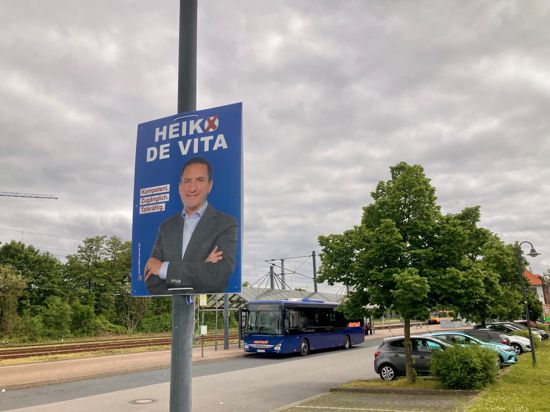 Dunkle Wolken ziehen auf: Heiko De Vitas Wahlplakate in Remchingen hängen nun sinnlos herum. Der Kandidat wird nich auf dem Wahlzettel stehen.