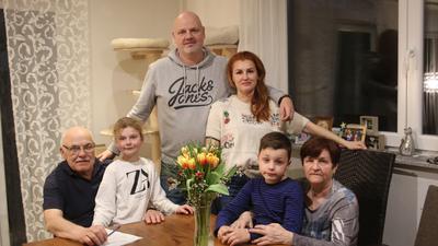 Über das Wiedersehen bei der Familie in Wilferdingen freuen sich Ievgen Tkachenko (links) und seine Frau Nataliya nach der Flucht aus der Ukraine mit Tochter Oxana Bodemer, Schwiegersohn Markus und den Enkeln Alexandra und Georg. 