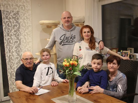Über das Wiedersehen bei der Familie in Wilferdingen freuen sich Ievgen Tkachenko (links) und seine Frau Nataliya nach der Flucht aus der Ukraine mit Tochter Oxana Bodemer, Schwiegersohn Markus und den Enkeln Alexandra und Georg. 