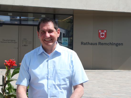 Gerd Kunzmann vor dem Remchinger Rathaus