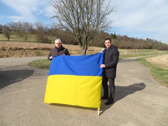 Zwei Männer mit ukrainischer Flagge