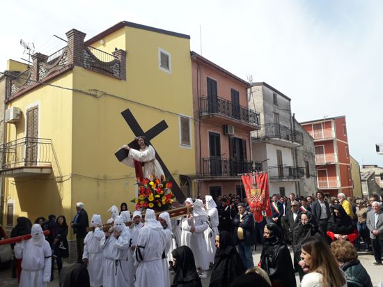 Mit eindrucksvollen Prozessionen stellt die Remchinger Partnergemeinde San Biagio Platani auf Sizilien die Ostergeschichte nach. Mit dabei ist auch eine Remchinger Delegation mit Bürgermeister Luca Wilhelm Prayon (hinterer Bereich in der Mitte). 