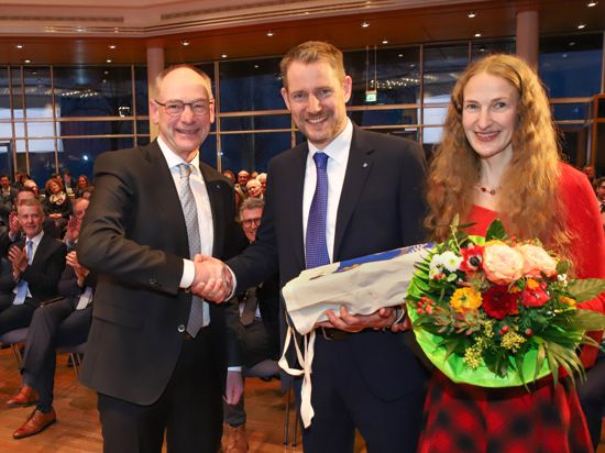 Glückwunsch: Landrat Lothar Wölfle (links) gratuliert seinem Nachfolger Luca Wilhelm Prayon. Der Remchinger Bürgermeister (hier mit seiner Frau Kirsten) wurde mit 50 von 52 Kreisratsstimmen zum neuen Chef im Bodenseekreis gewählt. 