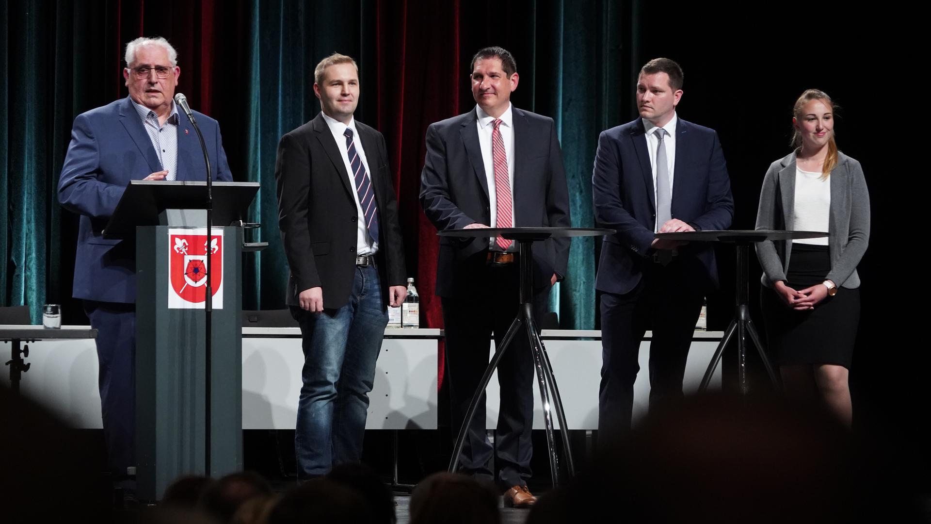 Moderator Kurt Ebel (links) mit den Remchinger Bürgermeisterkandidaten Andreas Wagner, Gerd Kunzmann, Philipp Hildinger und Julia Wieland (von links).