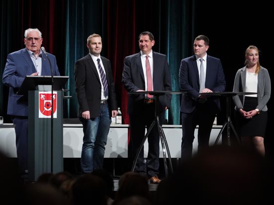Moderator Kurt Ebel (links) mit den Remchinger Bürgermeisterkandidaten Andreas Wagner, Gerd Kunzmann, Philipp Hildinger und Julia Wieland (von links).