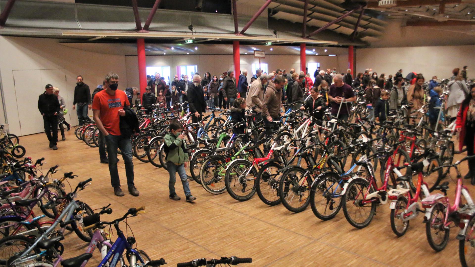 Kurz nach Hallenöffnung strömten zahlreiche Besucher auf die über 250 Fahrräder, die der Ski-Club Remchingen beim Radbasar gegen eine Kommission verkaufte. 