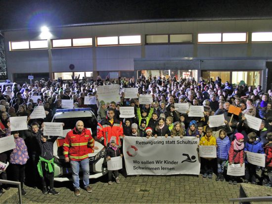 Für den Erhalt des Remchinger Hallenbads setzten rund 350 Menschen ein Zeichen. Aufgerufen zur Aktion hatte die DLRG-Ortsgruppe um den Vorsitzenden Daniel Höpfinger (vorne am Rettungsauto).