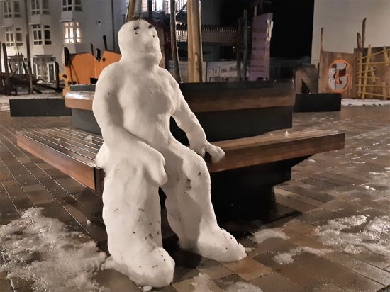 Ein Schneemann sitzt auf einer Bank in Remchingen.