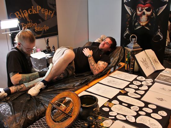 Die SpongeBob-Schnecke „Gary“ ließ sich Manuel Fränkle von Jonathan Schneider auf der Tattoo Convention in Remchingen aufs Bein tätowieren. 