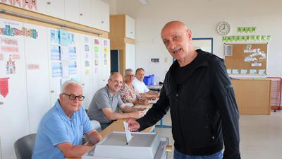Als Erster wirft Uwe Arnold im Singener Wahllokal in der Bergschule seinen Stimmzettel ein – unter Aufsicht von Rüdiger Fricke (von vorne), Matthias Schüle, Heike Nabinger und Volker Bräuninger. 