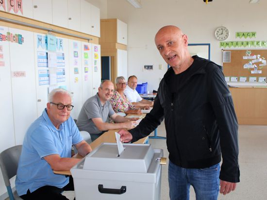 Als Erster wirft Uwe Arnold im Singener Wahllokal in der Bergschule seinen Stimmzettel ein – unter Aufsicht von Rüdiger Fricke (von vorne), Matthias Schüle, Heike Nabinger und Volker Bräuninger. 