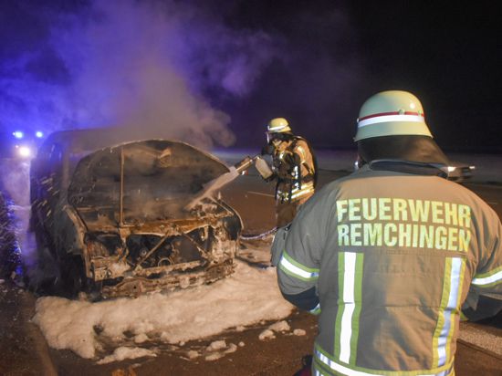 Feuerwehrleute aus Remchingen löschen ein brennendes Auto an der A8.