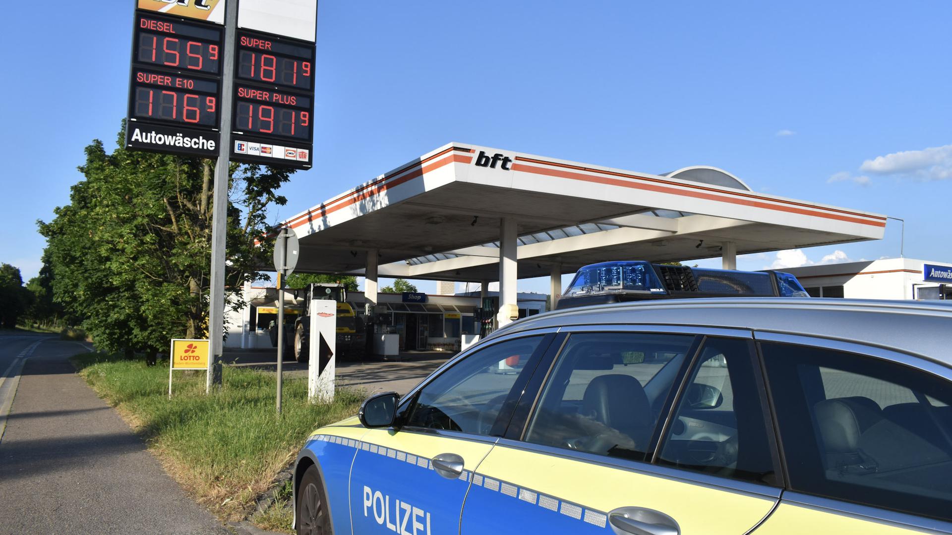 Die bft-Tankstelle in Pforzheim wurde überfallen. Die Polizei fahndet nach dem Täter.