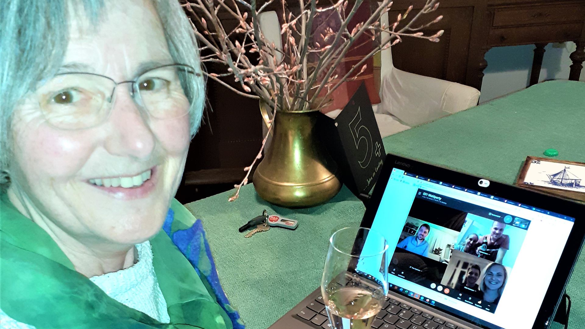 Sekt nach dem Sieg: eine glückliche Stefanie Seemann stößt am Wahlabend auf ihr verteidigtes Direktmandat an. Am Abend gab es mit dem grünen Kreisverband auch eine digitale Wahlparty.