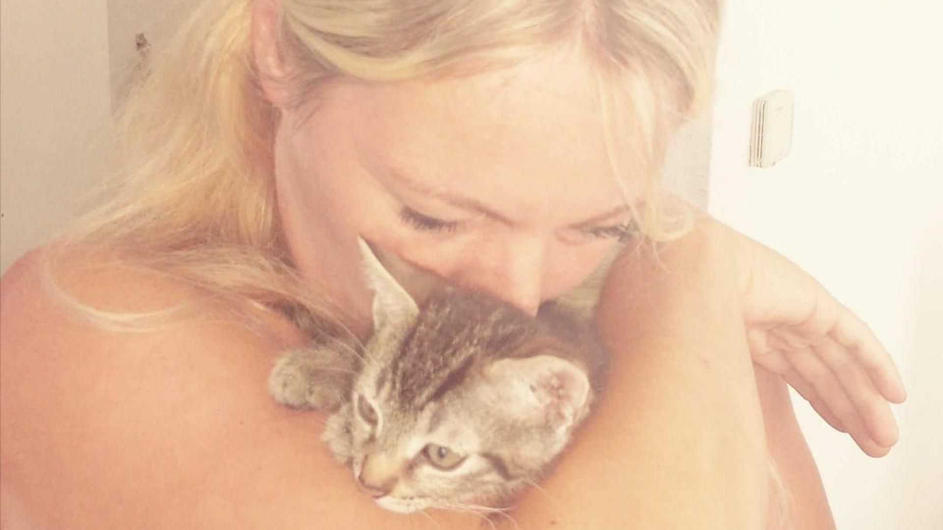 Sonja Reiner kuschelt mit einer Katze.