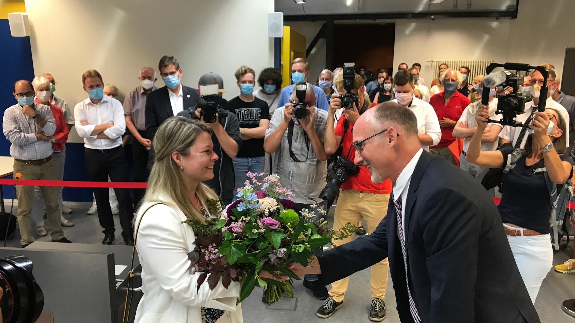 Blumen für neue Bürgermeisterin Antonia Walch