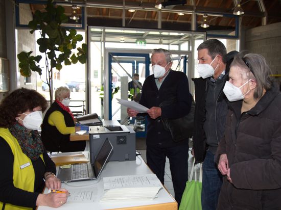 Leute am Empfang vom Impfzentrum Straubenhardt