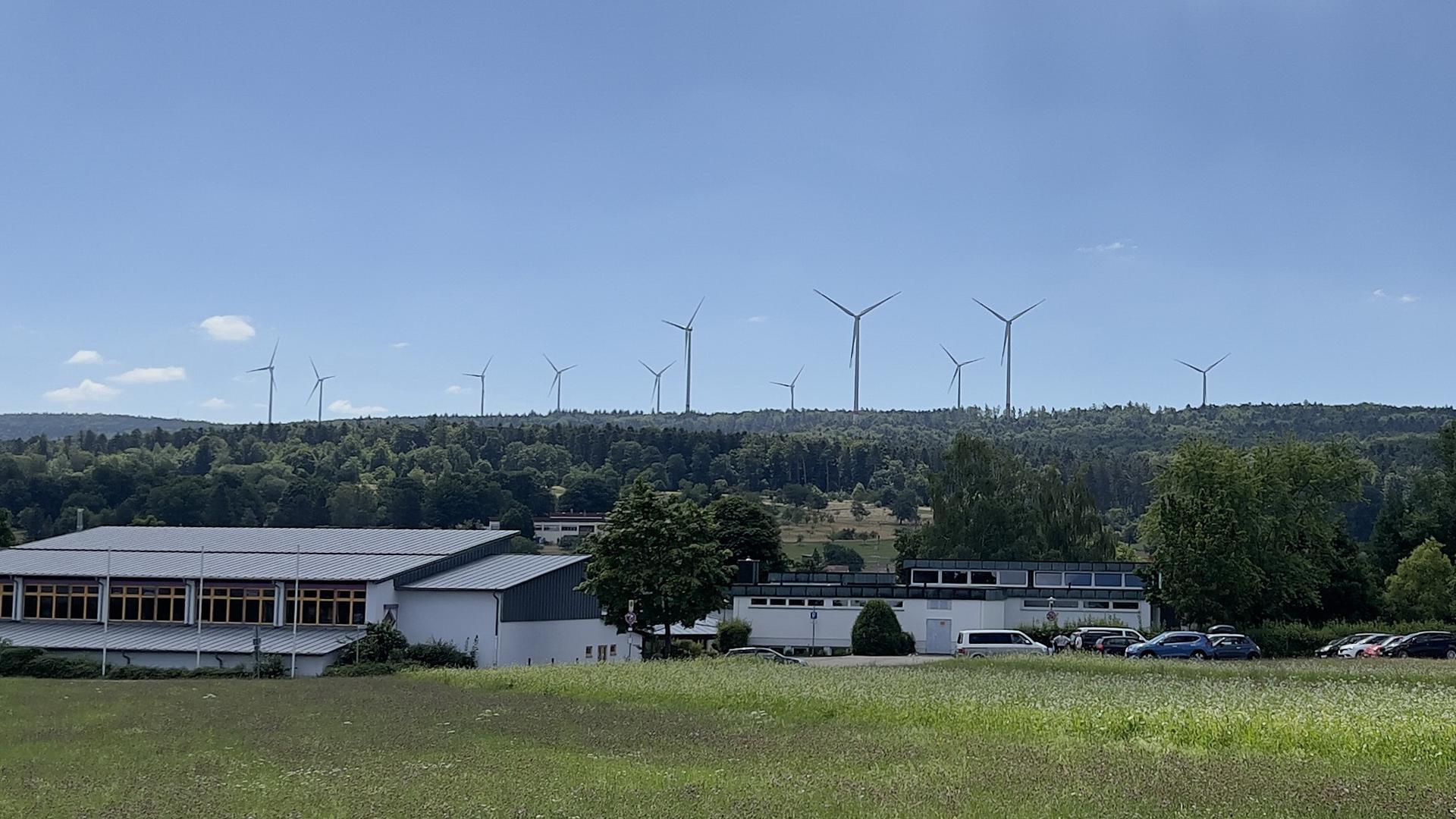 Die elf Anlagen des Windparks Straubenhardt haben im ersten Halbjahr 35.600 Megawatt Strom erzeugt. 