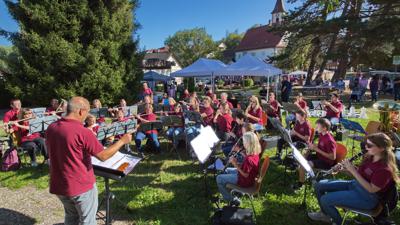 Die Jugendkapelle des Musikvereins Harmonie Feldrennach unter Leitung von Michael Ferdinand spielte zur Eröffnung des Naturparkmarkts. 
