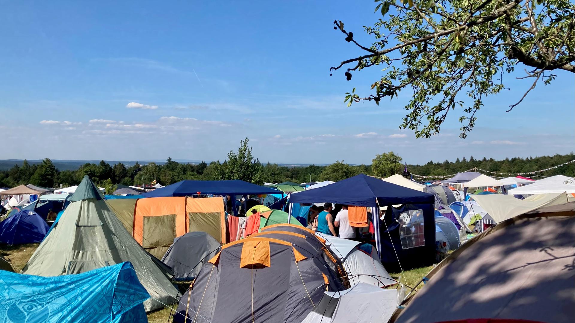 Zelte auf dem Festivalgelände des Happiness in Straubenhardt