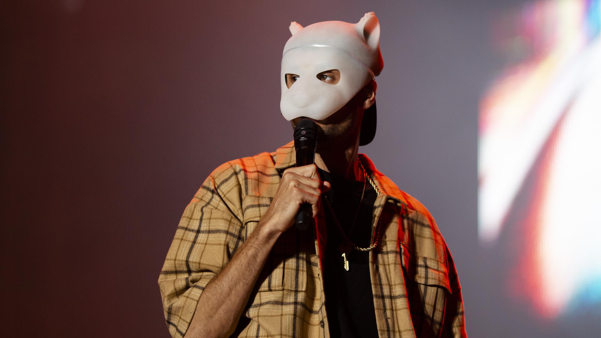 Sänger Cro mit seinem Markenzeichen, einer weißen Maske, hinter der er sein Gesicht verbirgt.