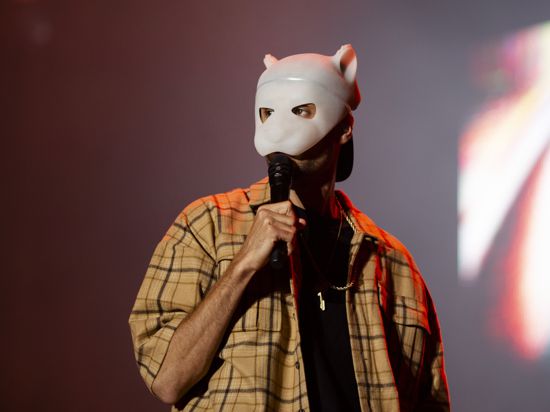 Sänger Cro mit seinem Markenzeichen, einer weißen Maske, hinter der er sein Gesicht verbirgt.